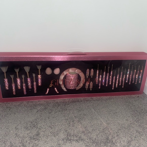 Blush Glitz & Glam | 30pc Essentials Collection Brush Set - Picture 1 of 2